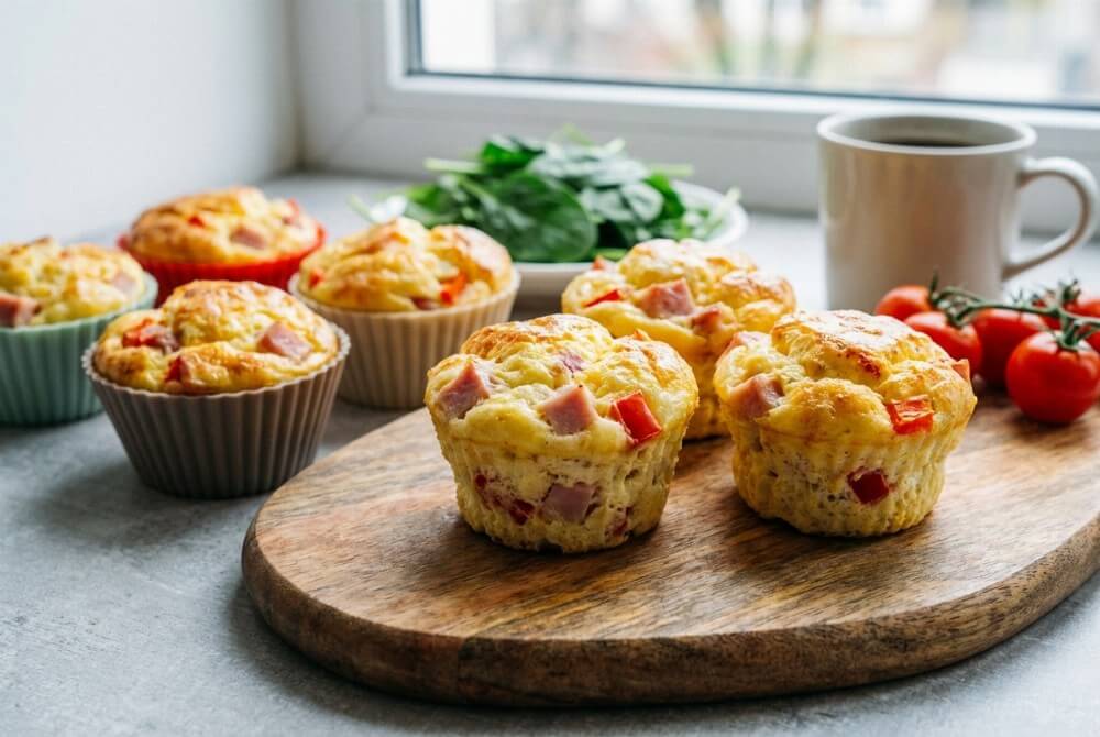 Wytrawne muffiny jajeczne z kawałkami szynki i papryki.