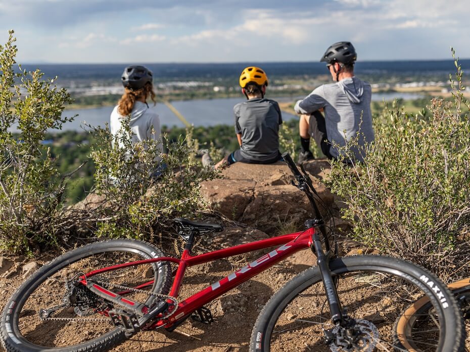rower i dzieci na szczycie