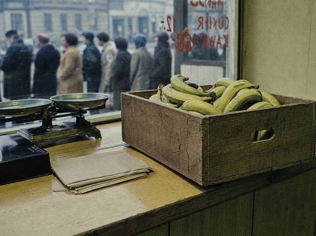 Skrzynka bananów w witrynie sklepu z czasów PRL jako symbol dawnego luksusu