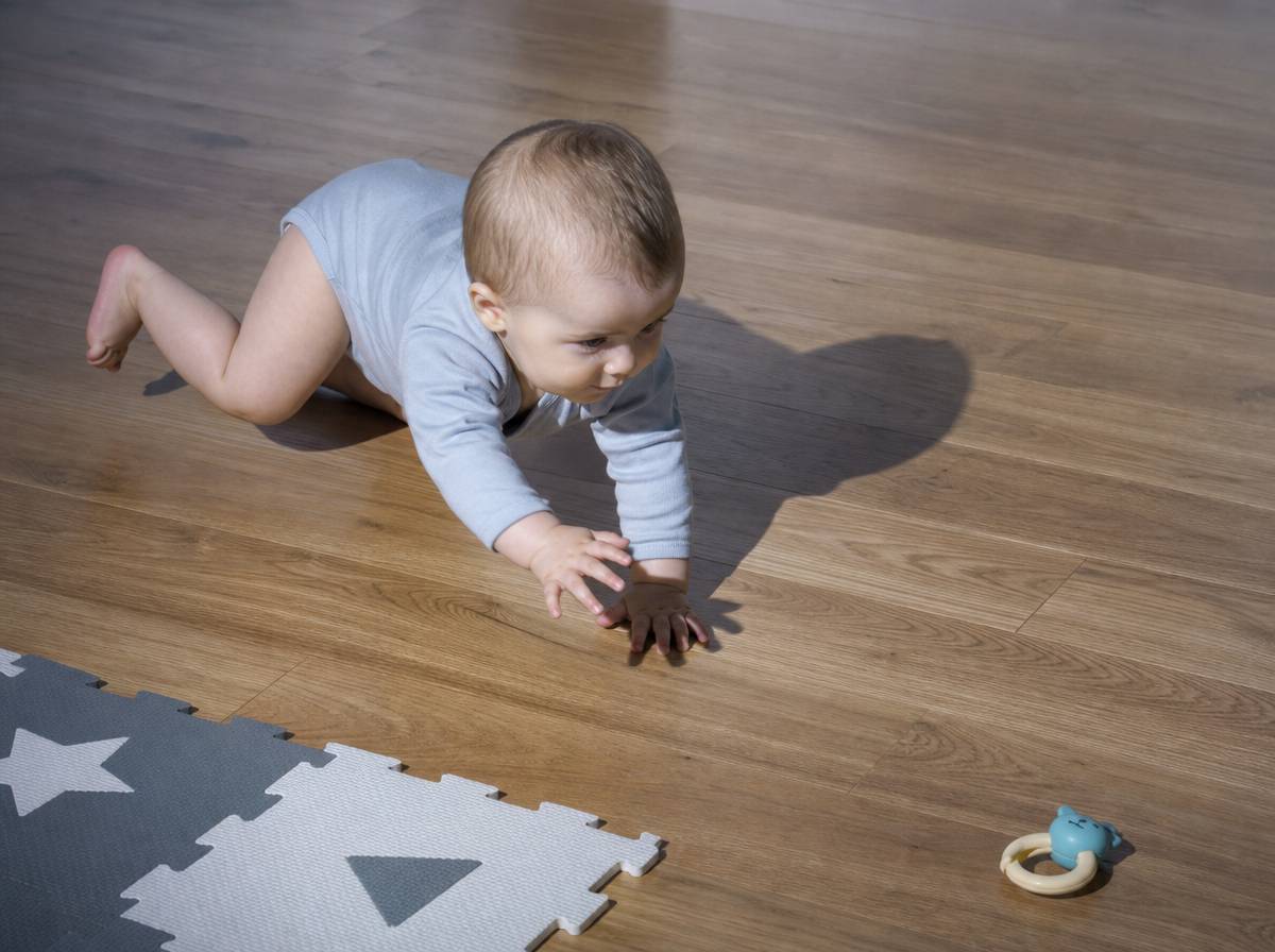 Dziecko w pozycji czworaczej cofające się chodem kraba
