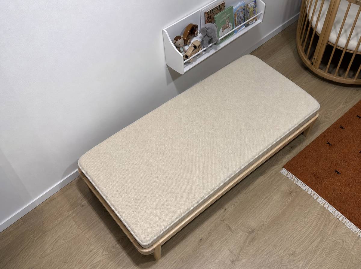 Materac 140x70 cm na łóżku juniorskim w małym pokoju dziecięcym