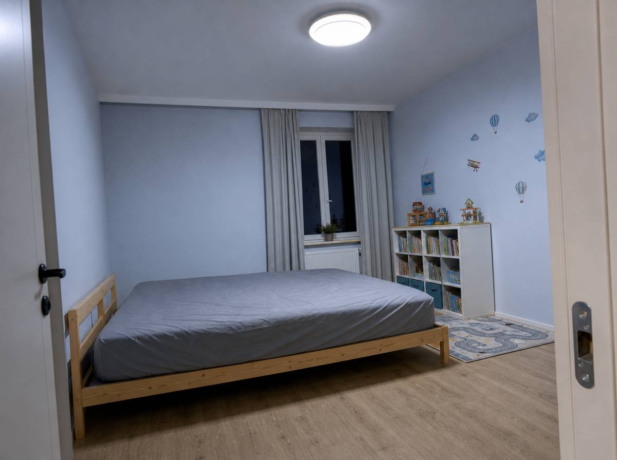 Duży materac 180x80 cm wybrany na wyrost do pokoju dziecięcego